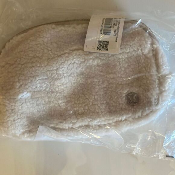 Lululemon Fleece Sherpa Everywhere Belt Bag -NWT - Picture 2 of 4